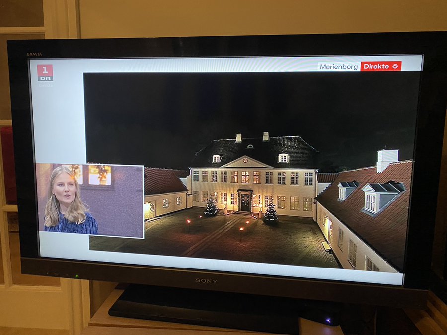 leiftullberg's tweet photo. 50 % forurenet?
Ny miljøminister Maria Reumert Gjerding (SF, tidligere DN-præsident) påstår ca. 50 % af vandboringerne er forurenet og kræver sprøjteforbud.

GEUS 2025: Testet ~2000 boringer ud af ca. 6500 aktive – fund i 55-56 %, men kun 13,8-14,1 % over grænsen 0,1 µg/l.
Ikke 50 % over grænsen: De fleste fund er under grænsen og stammer fra pesticider forbudt for 20-50 år siden.
Nutidens godkendte midler er designet til ikke at sive ned i skadelige mængder.

Forsinkelse 20-50+ år:

Pesticider og nitrat på marker i dag rammer grundvandet først om årtier.

Et totalt sprøjteforbud i dag har ingen effekt på drikkevandet de næste 15-30 år – det er fremtidens vand, der beskyttes.

Kun få lukninger:

Der er ikke lukket 50 % af boringerne.

Nogle få hundrede er lukket eller blandet over årene – langt de fleste overskridelser håndteres ved fortynding eller dybere boringer.
Ikke kun landbrug:
Region Hovedstaden søger 700 mio. kr. til oprensning af PFAS fra industri, lufthavne og lossepladser.

I Skuldelev kostede en metalvarefabrik 45 mio. + 70 mio. i ydeligere oprensning – intet med landbrug at gøre.
Nitrat og tarmkræft:
Sænkning fra 50 til 6 mg/l estimeres at spare maks. 100-127 tilfælde årligt ud af 4500-5000 nye tarmkræfttilfælde (<3 %). 81 % af boringerne har under 1 mg/l nitrat, 94 % under 25 mg/l.

Interessevaretagelse:

Debatten er præget af partsindlæg – vandsektor og miljøorganisationer (herunder ny minister fra DN) vs. landbrug. Flere "eksperter" har klare interesser, og uvildige stemmer som Nina Cedergreen og Jørgen E. Olesen kalder det virkelighedsflugt og overdrevet.

Tid til fakta:

Dansk drikkevand er stadig blandt verdens bedste.

Drop symbolpolitik og fokuser på reelle kilder (PFAS, gamle rester, spildevand).

Et forbud i dag rammer landbruget hårdt uden effekt i de næste årtier. 🤔

MVH Leif Tullberg.

@dkpol_net @dkpol @noa_redington @regionerne @regeringDK @MariaGjerding @SFpolitik @jacobmark_sf