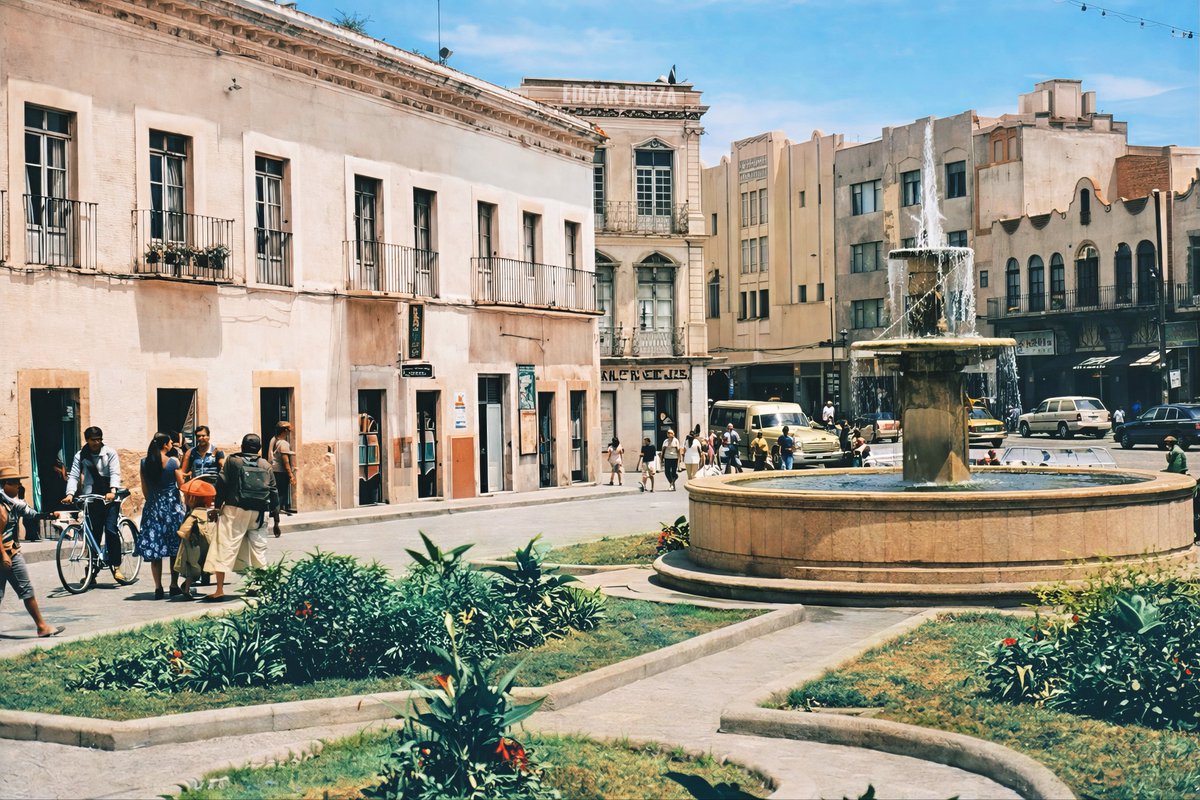 EdgarPrezaGto's tweet photo. ¡Qué joya tan impresionante! Miren cómo lucía la Plaza de Gavira (a un costado del Mercado Hidalgo) en los años 50⁠. ¡Tenía jardineras y una enorme fuente central antes de que se excavara la subterránea! Una bellísima estampa rescatada a color. 📸

#GuanajuatoViejoAColor https://t.co/1qNmTLhI9G