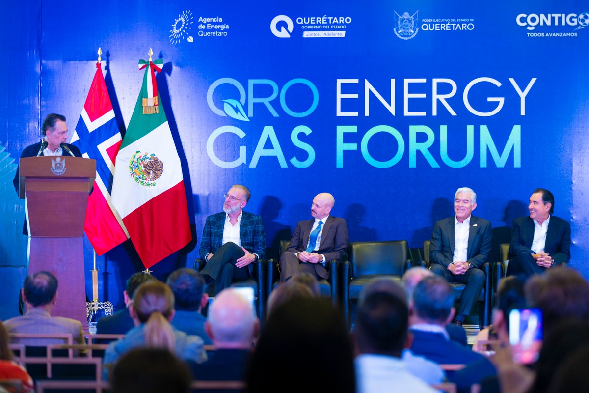 reqronexion's tweet photo. el futuro energético de El Bajío

En el _Qro Energy Gas Forum_, el gobernador Mauricio Kuri señaló que el crecimiento industrial debe ir acompañado de planeación energética y certeza para la inversión. 

El gas natural se posiciona como una alternativa estratégica para fortalecer la competitividad, generar empleo y avanzar hacia modelos más eficientes y limpios.

También se compartió la experiencia de Noruega en innovación y sostenibilidad energética con el embajador Dag Nylander.

#Querétaro #Energía #QroEnergyGasForum #MauricioKuri #GasNatural
