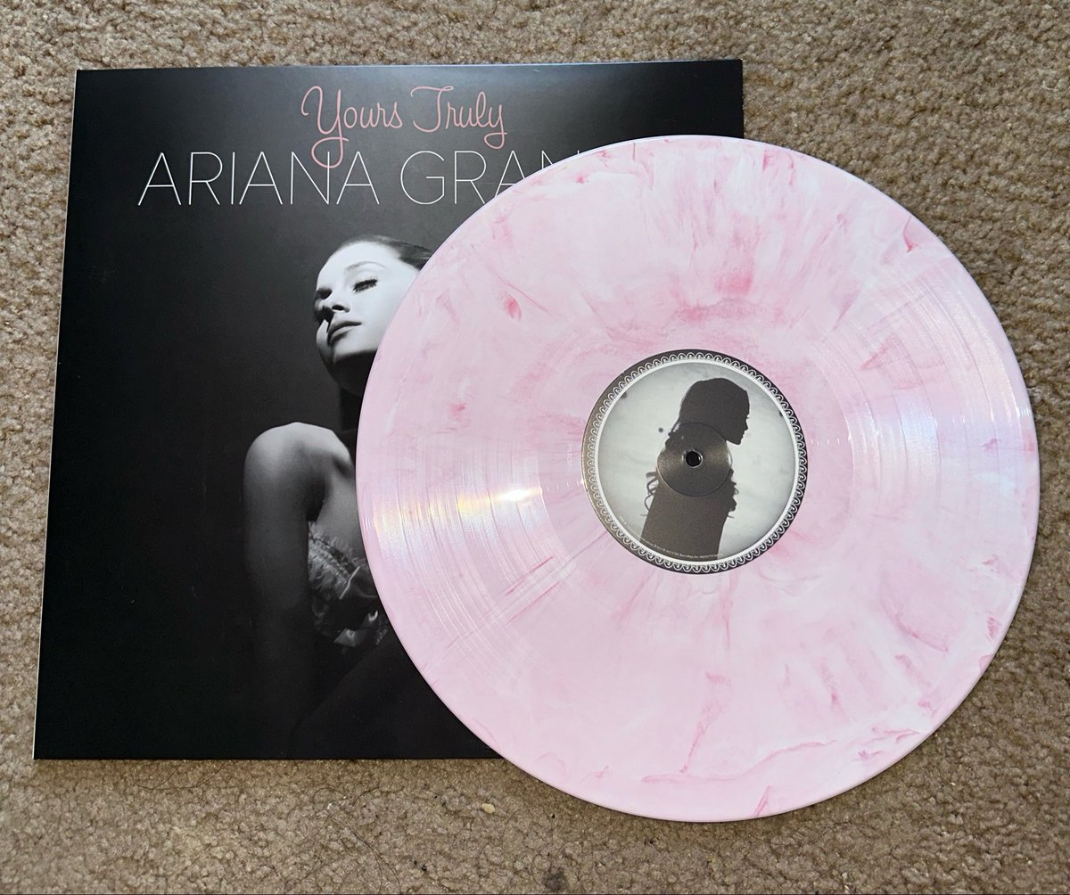 braverisms's tweet photo. close ups of the new vinyls! genuinely gagged they are sooo perfect https://t.co/WeezGWXjgy