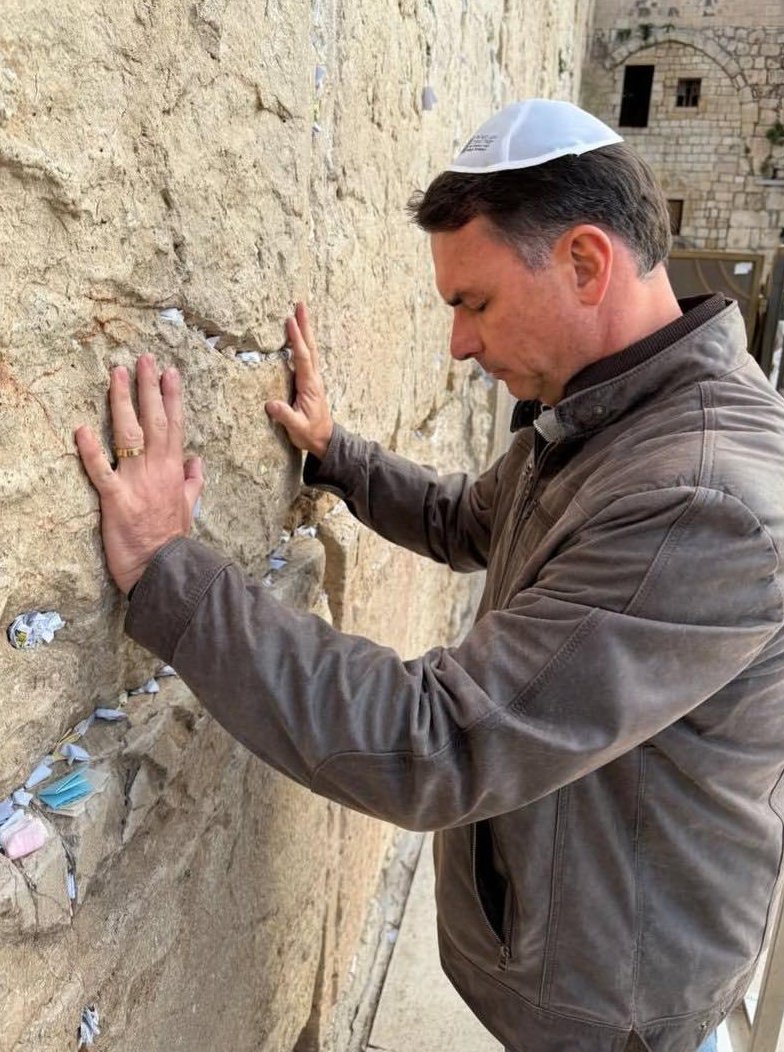 republiqueBRA's tweet photo. 🇮🇱 🗣️ “Orem por Jair Messias Bolsonaro. Orem pelo nosso Brasil, que vai voltar a ser uma nação irmã de Israel”, diz Flávio Bolsonaro durante a 34ª edição da Marcha para Jesus. https://t.co/R37THG7oNb