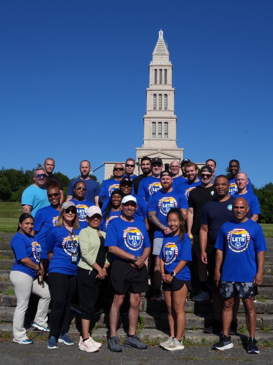 AlexandriaVAPD's tweet photo. APD officers were proud to join our partners from the Alexandria Sheriff's Office and Alexandria Fire Department this morning for the Law Enforcement Torch Run, carrying the Flame of Hope in support of Special Olympics Virginia.
#OneAPD #OneAlexandria https://t.co/RnijIbU5yD