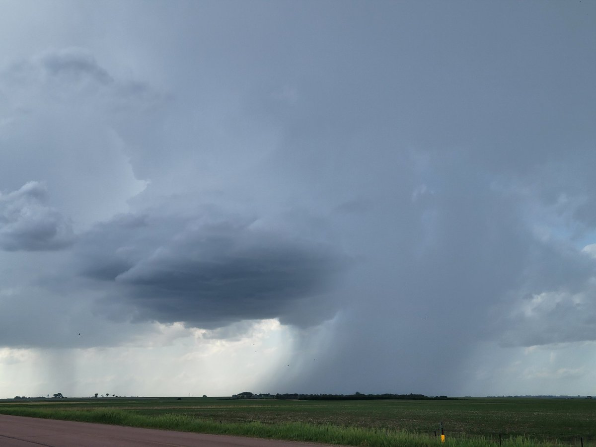 OswegoChasers's tweet photo. We're watching a developing thunderstorm just west of Pukwana, SD! Growing in strength over the last 30 minutes. @NWSAberdeen @NWSSiouxFalls https://t.co/FqDkWlTtFl