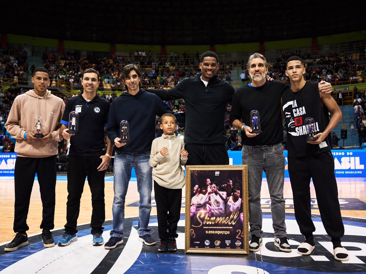 NBB's tweet photo. Ao maior pontuador da história do NBB CAIXA, todas as honrarias possíveis. 🐐 

No Ginásio do Ibirapuera lotado, o ala que tem história pelo time pinheirense foi devidamente homenageado! 💪

📸 Yuri Reuters 

#NossaTerraTemBasquete | #ClimaDeFinais https://t.co/fcBaVCfEfa