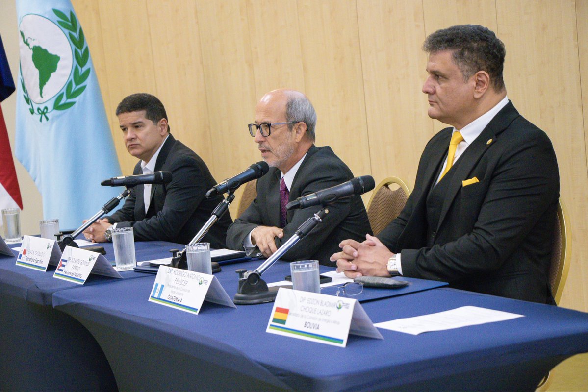 Parlatino_org's tweet photo. Poner al alcance de los legisladores de ALC los mejores aportes científicos para la regulación de la modificación de la radiación solar

Panamá, 04/06/2026- En el marco del aniversario de la Alianza Parlamentaria para la Acción Climática y la Transición Justa (APACTJ) y del día mundial del Medio Ambiente, las Comisiones de Medio Ambiente y Turismo; Energía y Minas; y Servicios Públicos, del Parlamento Latinoamericano y Caribeño (PARLATINO), encabezadas por el presidente del Organismo, diputado Rolando González Patricio, asistieron como parte de su agenda de trabajo al Seminario sobre la Modificación de la Radiación Solar (SRM), coorganizado con el Instituto Emmett de la Universidad de California en Los Ángeles (UCLA) y la Iniciativa Degrees (@DegreesNGO).

El seminario reunió a expertos internacionales que presentaron distintos enfoques sobre la SRM, sus posibles impactos y los avances científicos disponibles para fortalecer la toma de decisiones legislativas en torno a la mitigación del cambio climático.

Nota completa: https://t.co/fo2BWUvExG