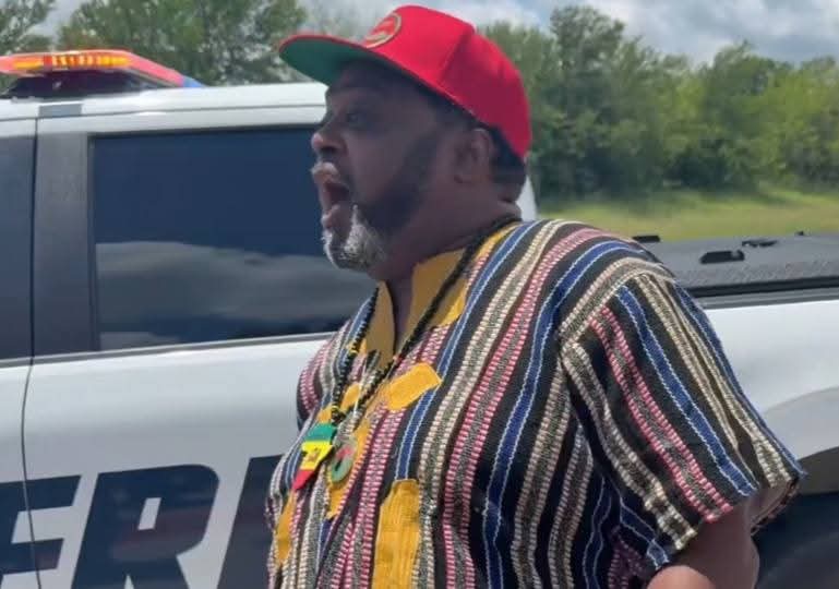 Real_Ames's tweet photo. At a protest supporting Karmelo Anthony, a man wearing a red cap and two women were seen shouting directly at police officers.

According to reports, the group repeatedly chanted:
"The only good cracker is a dead cracker."

This is blatant racism and should be condemned no matter who is targeted.

Racial hatred is wrong. Period.