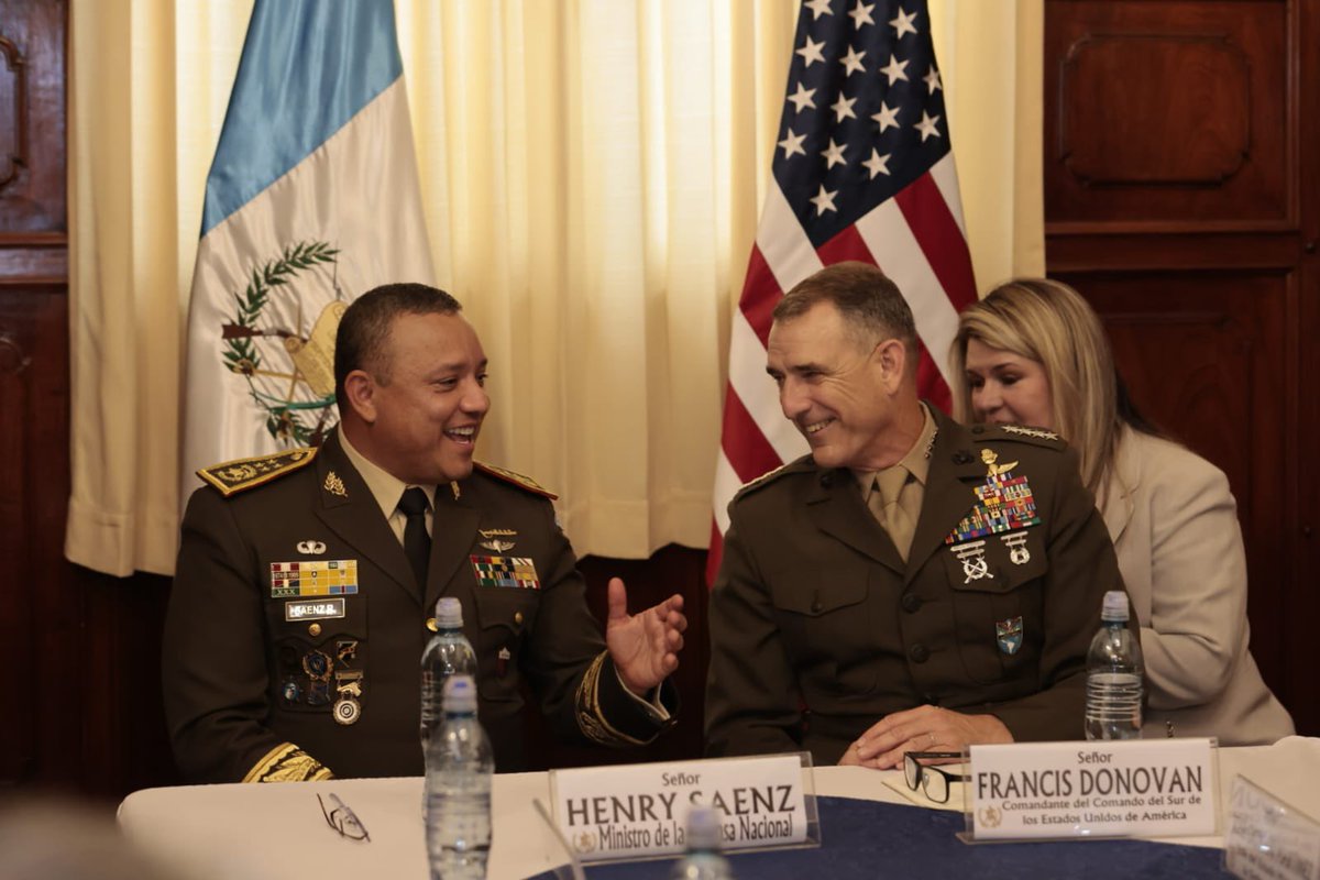 Ejercito_GT's tweet photo. Como parte de un objetivo compartido para fortalecer la seguridad de Guatemala y la región, el Ministro de la Defensa Nacional, General de División Henry David Saenz Ramos, y el Comandante del Comando Sur de los Estados Unidos, General Francis L.  Donovan, sostuvieron  reunión para fortalecer la coordinación y cooperación estratégica en la lucha frontal contra el narcotráfico y el crimen organizado transnacional.

Durante el encuentro, se destacó que Guatemala es un miembro clave de la Coalición contra los Cárteles de las Américas, y que el trabajo conjunto  está generando resultados positivos en la seguridad de nuestras comunidades, la defensa en las  fronteras y el combate a las estructuras criminales transnacionales.

El General Francis L. Donovan reconoció a Guatemala como un socio estratégico fundamental en la región, reafirmando la importancia de continuar fortaleciendo la cooperación bilateral para enfrentar las amenazas  que afectan la seguridad y estabilidad hemisférica.    

@usembassyguate  @Southcom  @GuatemalaGob @WHAAsstSecty @DeptofWar