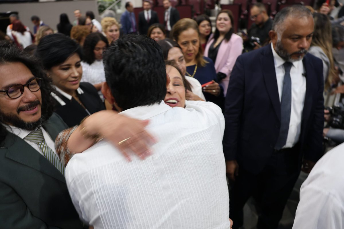 JavierHerreraMx's tweet photo. Hoy en sesión solemne en el H. Congreso del Estado de Veracruz, tuve el alto honor de presenciar la entrega de la Medalla al Mérito por la Defensa y Mejora del #MedioAmbiente 2026, al biólogo Roberto Mora Gallardo, coordinador de la Estación Ambiental Tequecholapa, quien recibió dicha distinción de manos de la gobernadora @rocionahle. ¡Enhorabuena!

Más tarde, gracias a la gestión de mi hermano @Marcelo_RuizS, diputado coordinador del Grupo Legislativo del #PartidoVerde en Veracruz, pude sostener una provechosa reunión con integrantes de esta bancada.