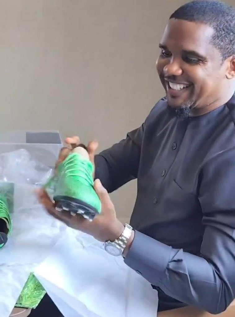 JDC_Fr's tweet photo. 🛑 Geste fort de Christian Kofane. L’avant-centre du Bayer Leverkusen a offert une paire de chaussures à Samuel Eto’o, président de la Fecafoot, en hommage à son aîné et mentor qui a cru en lui dès ses débuts. https://t.co/JAK4KCxI2o