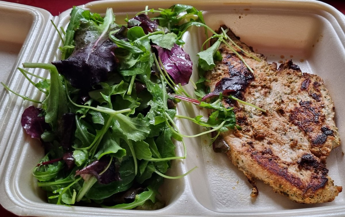 fpfka's tweet photo. Putensteak mit Kräuter-Joghurt Marinade und Wildkräutersalat. #Wochenkarte #VogelbräuDurlach #KochHatUrlaub https://t.co/rtFrcWA3FV