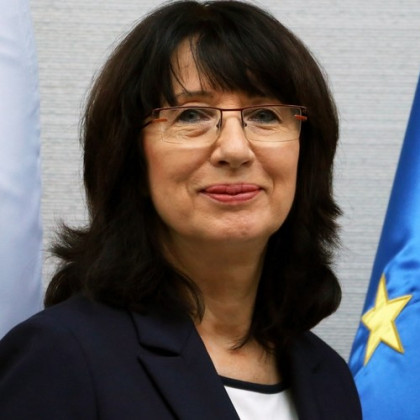AVrabic's tweet photo. Nova državna sekretarka za šolstvo @mojcaskrinjar v @vladaRS @JJansaSDS 

bo na @MVI_RS prinesla bogate izkušnje nekdanje ravnateljice in državne sekretarke ministrstva za šolstvo.
Poleg izkušenosti ji ne manjka kreativnosti in volje za spremembe, kar naše šolstvo v prihajajoči dobi umetne inteligence zelo potrebuje. 
Prav tako se zaveda pomembnosti vzgoje za ljubezen do domovine in 🇸🇮 države.