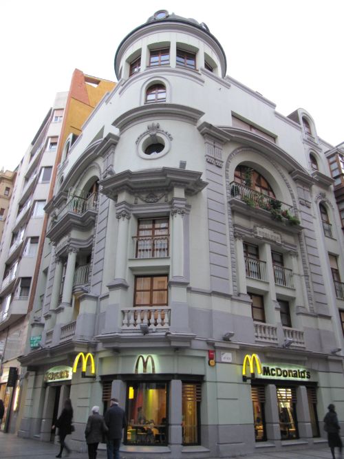 marioquema's tweet photo. @AlvaroCampoy Aquí es bastante triste como el Cine Robledo, que quedó inmortalizado en una peli oscarizada, pasó a ser primero un McDonald's y luego un Pull &amp; Bear: https://t.co/DSkPrHWhkR