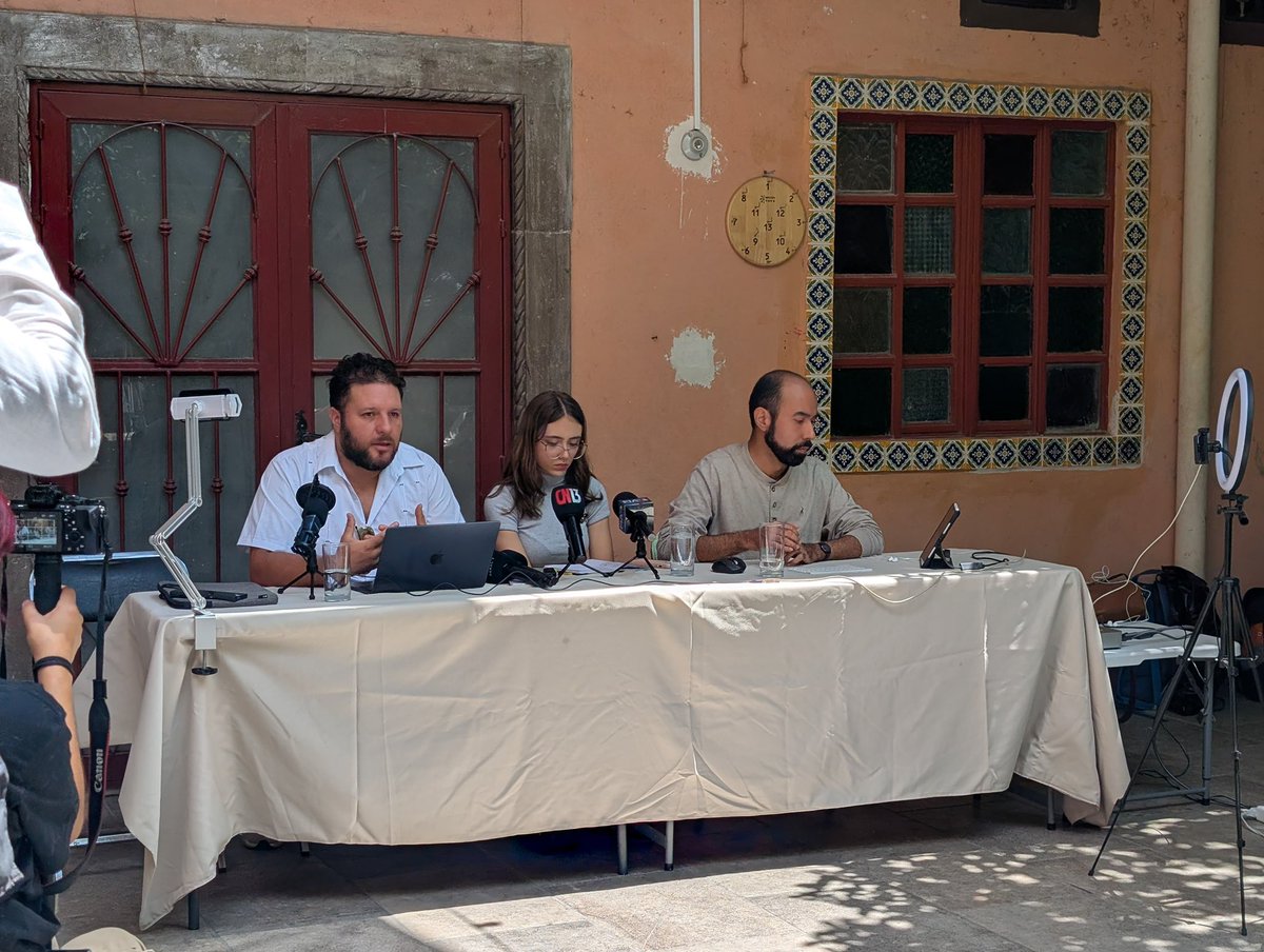 AstrolabioSLP's tweet photo. 🚴‍♀️🟡 La organización @DerechosUrbanxs presentó este miércoles una propuesta ciudadana para desarrollar una Red Metropolitana de Infraestructura Ciclista y Movilidad Activa que contempla 913.1 kilómetros de ciclovías distribuidos en la zona metropolitana de San Luis Potosí.

Además, un plan maestro con estrategias de movilidad, seguridad vial, infraestructura peatonal y participación ciudadana, sumado al anuncio de intervenciones de urbanismo táctico en cuatro cruces identificados por su alta incidencia de siniestros viales.

El proyecto fue dado a conocer por integrantes de la organización, acompañados por representantes del Observatorio Juvenil de Movilidad y Seguridad Vial, quienes anunciaron la apertura de una consulta pública de 30 días para recopilar observaciones y propuestas de la ciudadanía antes de entregar el documento a los municipios involucrados.

Durante la presentación, Josué Santiago, integrante de Derechos Urbanos, sostuvo que la propuesta surge como una respuesta ciudadana ante los altos índices de siniestralidad vial que enfrenta la entidad y que han convertido a las calles en espacios de riesgo para peatones, ciclistas y otros usuarios vulnerables.

🖋️ Desiree Madrid

La nota completa aquí 🌐 https://t.co/Ja2N0yR0MU