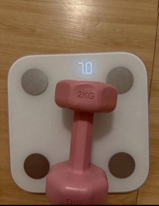 HaloSP117x's tweet photo. Gente, ¿por qué la pesa dice 2 kg pero en la báscula marca 7 kg? No lo entiendo 
¿Alguien me explica eso? https://t.co/NYuJ5IC9xA