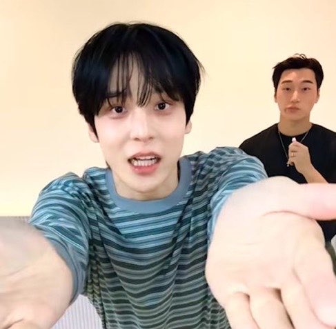 tyudeonggie's tweet photo. my silly puppy kitty duo https://t.co/qaSnYo5X6w