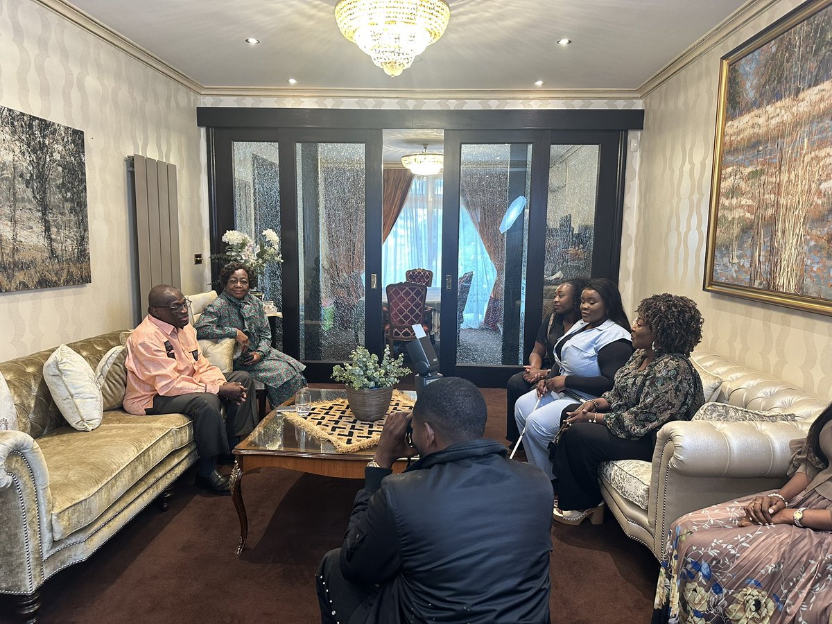 DRCinUK's tweet photo. Londres, le 04/06/2026
SEM l’Amb @ngokweyndolamb a reçu, dans sa résidence Madame Jessikah INABA, Juriste britannique d’origine congolaise qui a marqué l’histoire en devenant l’une des premières femmes noires aveugles à être admises au barreau au Royaume-Uni. @RDC_Minafet https://t.co/YKMCYVodxZ
