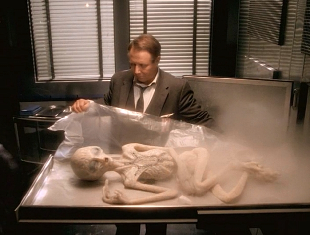 larrykingundead's tweet photo. Rewatched the series DARK SKIES from 1996 and it was what I wanted at the time. Alien conspiracy. No monster of the week just aliens all the time. Shame it didn't do well enough to get a further seasons but when the show works, it works. https://t.co/WmdalJRbwi