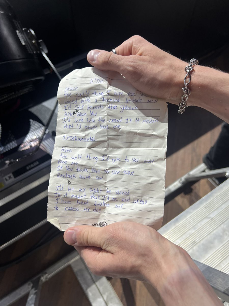 EUS3XU4's tweet photo. TWIGS SANG HIDE INSTEAD OF STICKY AND GAVE US THE LYRICS https://t.co/pba7mP7SBa