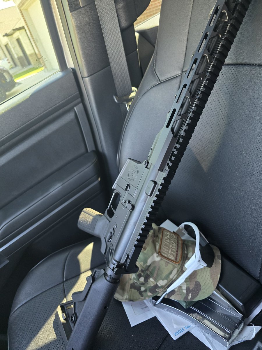 CJGRISHAM's tweet photo. I love America.  My new AR came in today, and I was walking out with it in my hands within 10 minutes. https://t.co/FiDpiPPl5C