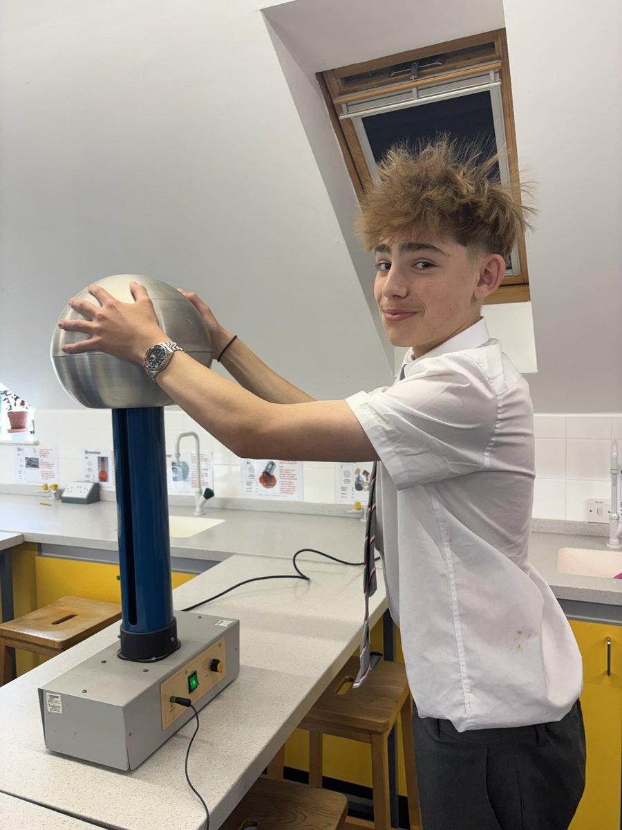 DurlstonSTEM's tweet photo. Any day the Van de Graaff generator comes out is crazy hair day! This magnificent machine provides entertaining visualisations of the power of static electricity ⚡️ #DurlstonScience https://t.co/8uQtKkP0Wa
