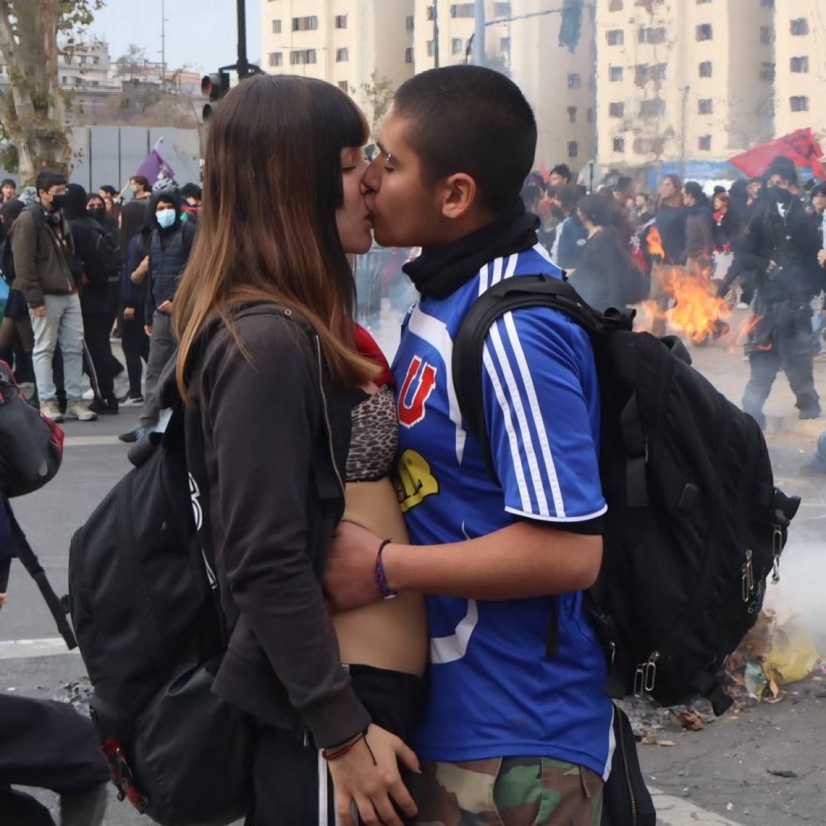 OOCprogresismo2's tweet photo. 🇨🇱🏳️‍🌈 Antifascistas LGBT exigen la renuncia de José Antonio Kast besándose y quemando cosas en Chile. https://t.co/ByPd9o5uVp