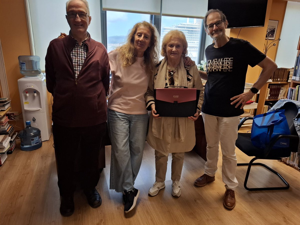 IEVigueses's tweet photo. Hoy hemos recibido en nuestra sede a Marina Fdez. Zunzunegui, que nos ha #donado #documentos sobre la #Reconquista de #Vigo.
En la foto, Marina acompañada de Antonio Vaamonde, Antonio Giráldez y Mercedes Bangueses.
Gracias por este legado que el @IEVigueses se compromete a cuidar https://t.co/u8XvCDMw5a