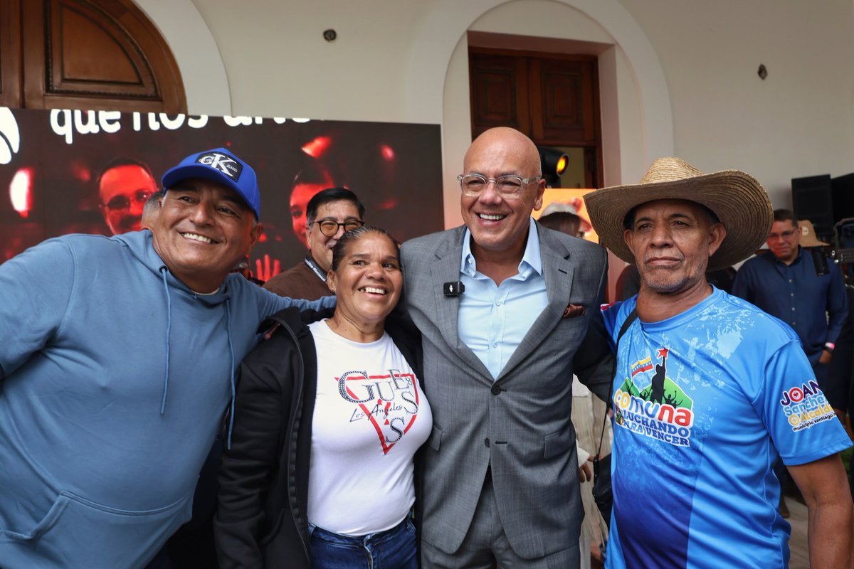 Asamblea_Ven's tweet photo. #EnFoto || Recorrido del Presidente de la AN, Diputado Jorge Rodríguez, por la exhibición de productores y caficultores, que hoy acompañan la Sesión Ordinaria, desde los Jardines del Palacio Federal Legislativo. https://t.co/i96TdwgOKf