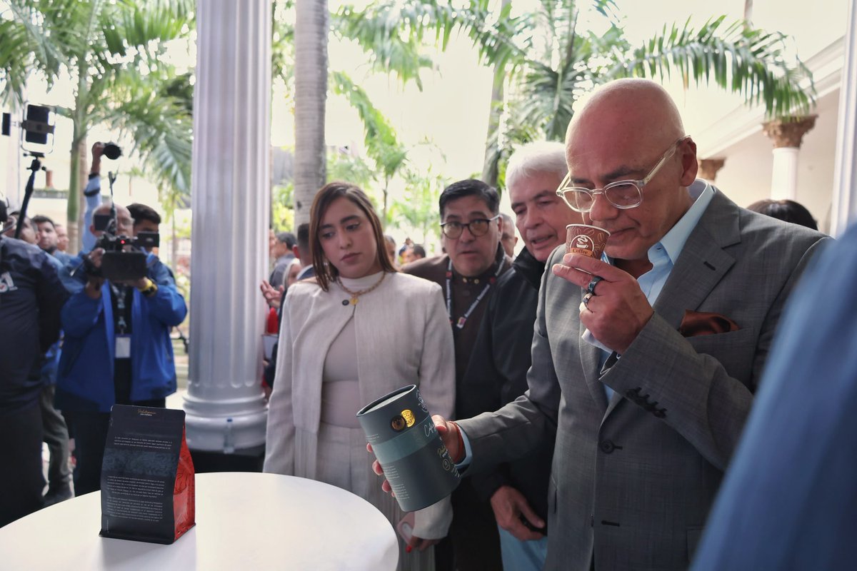 Asamblea_Ven's tweet photo. #EnFoto || Recorrido del Presidente de la AN, Diputado Jorge Rodríguez, por la exhibición de productores y caficultores, que hoy acompañan la Sesión Ordinaria, desde los Jardines del Palacio Federal Legislativo. https://t.co/i96TdwgOKf