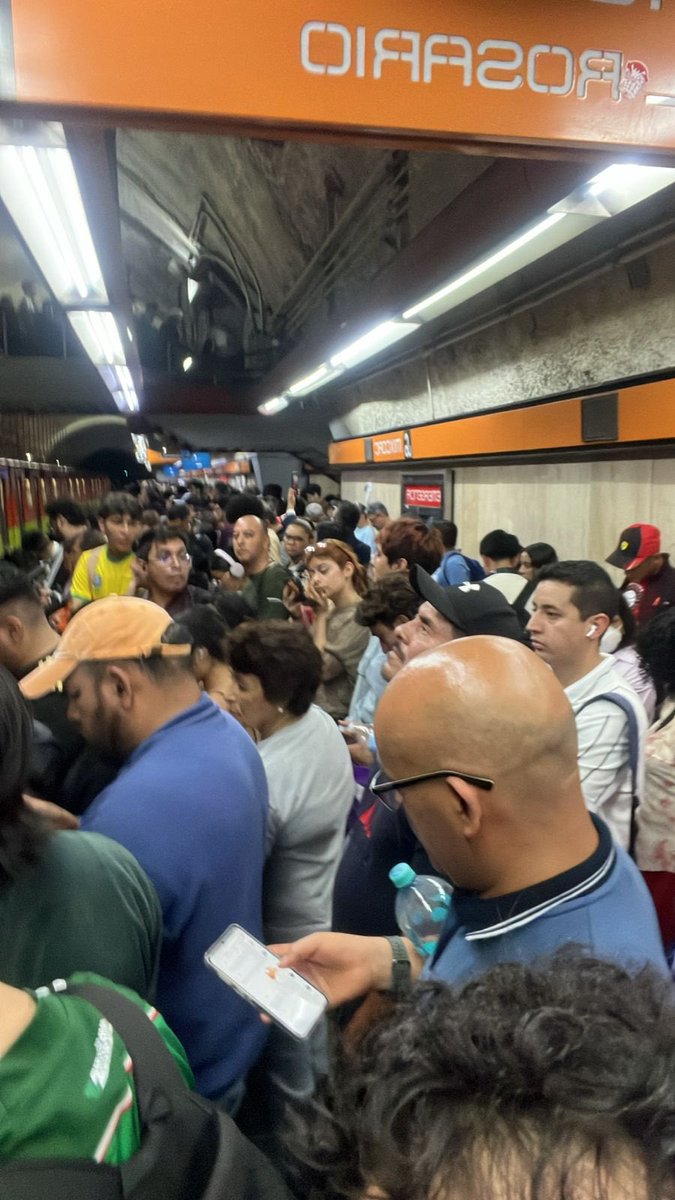 breenescud's tweet photo. @MetroCDMX @Eri_ka_M Una verdadera BURLA que tengan así a los usuarios y no sean capaces de resolver. Servicio de cagada. https://t.co/WRmvmyk66N
