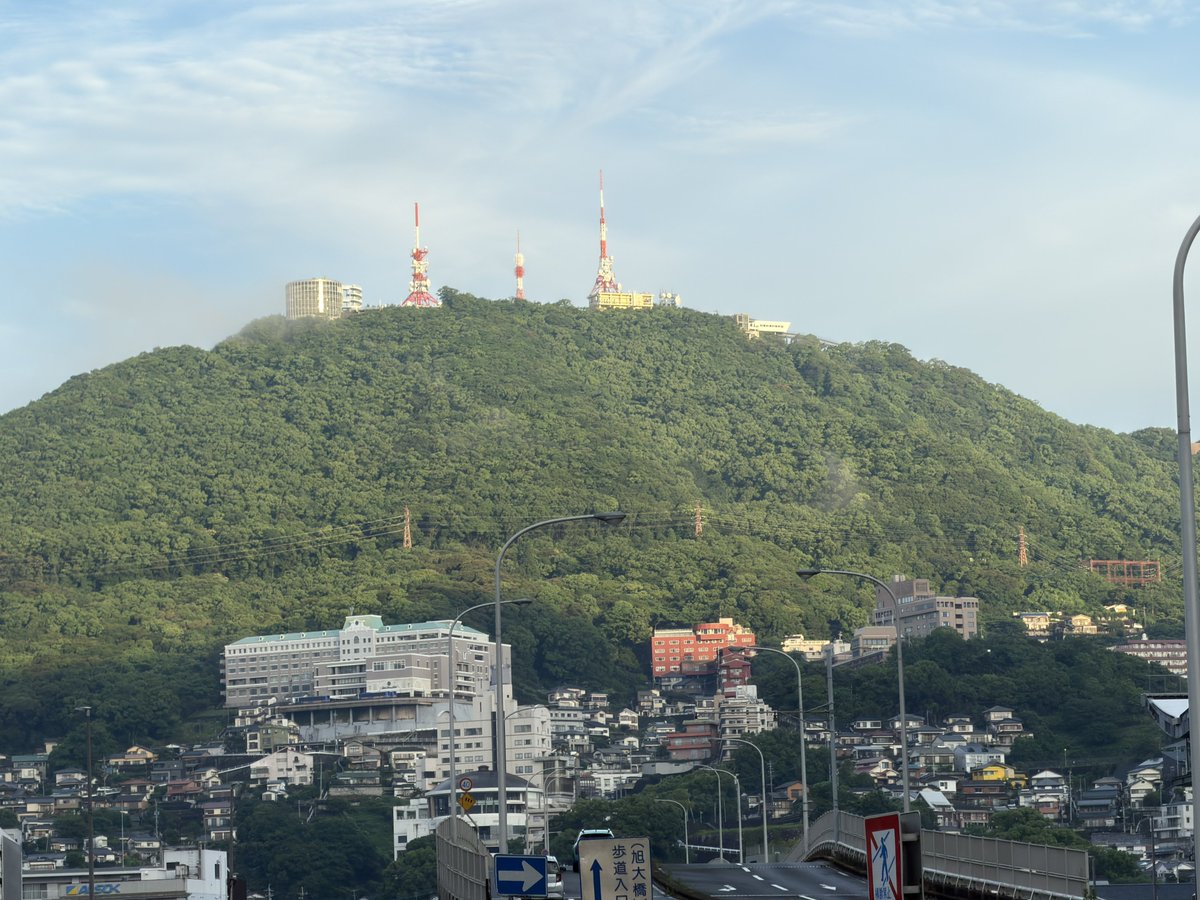 hide_nee_nee's tweet photo. おはます！
今日は稲佐山がはっきり見える快晴でござりす！本日は私用により昼まで！

…何も言わずにLINEにURLだけ貼り付けてくるウチのヨメ子を誰かなんとかして下さい（泣）

いやホスト部はアニメ大傑作でOPとか神だし原作も家にある位夫婦ですこすこなんだけども！

くじ回す為に今日もご安全に！ https://t.co/D8eeYJ9CB4