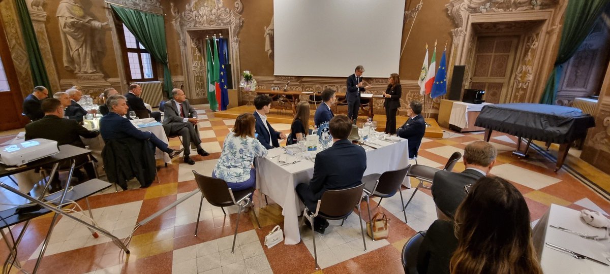 rotarycomo's tweet photo. Questa sera il nostro club ha vissuto un’emozione dopo l’altra: prima la spillatura del Dott. Filippo Ferri, questore di Como e a seguire l’assegnazione del Premio alla Ricerca “Gianluca Lombardi” alla Scuola Secondaria di primo grado di Carimate!

#rotarycomo
#conviviale
#premio https://t.co/JYkQmn5bkW