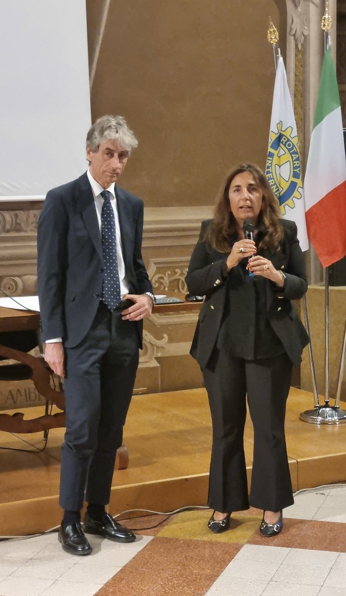 rotarycomo's tweet photo. Questa sera il nostro club ha vissuto un’emozione dopo l’altra: prima la spillatura del Dott. Filippo Ferri, questore di Como e a seguire l’assegnazione del Premio alla Ricerca “Gianluca Lombardi” alla Scuola Secondaria di primo grado di Carimate!

#rotarycomo
#conviviale
#premio https://t.co/JYkQmn5bkW
