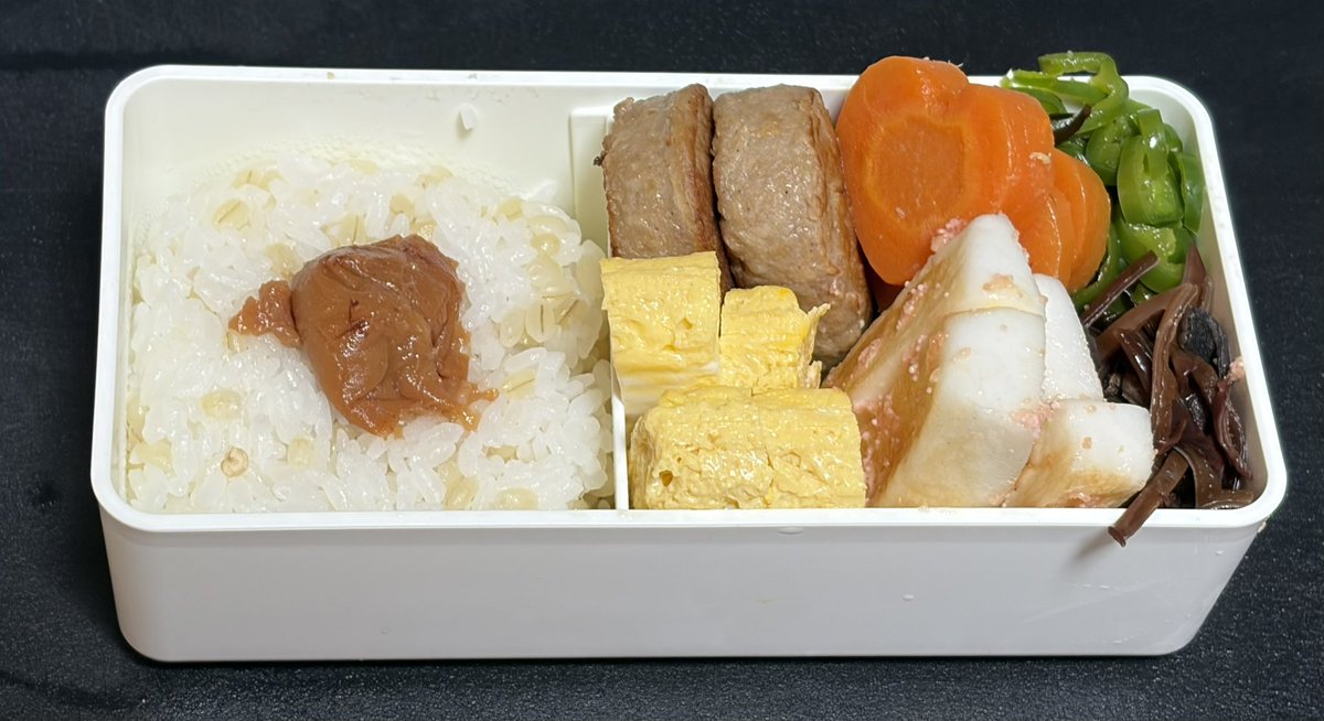 SPkaeru's tweet photo. #勝手に作り置き弁当

✮ 梅干し乗せ もち麦入りご飯

✮ ミニハンバーグ

✮ ハートの人参グラッセ

✮ ピーマンの塩昆布和え

✮ だし巻き卵

✮ はんぺんのたらこ和え

✮ 黒キクラゲの佃煮 https://t.co/iCXPpR9six