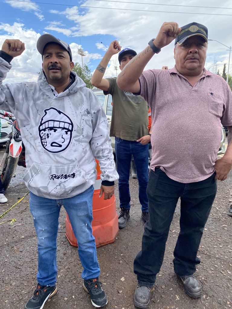 Frenteseccio62's tweet photo. 🔉Guardia de unidad en el Distrito Fresnillo, fortaleciendo la organización, la solidaridad y el compromiso de las y los trabajadores, Con el liderazgo de nuestro secretario general nacional don @CarlosPavonC
#DistritoFresnillo #UnidadSindical #FrenteMinero #CarlosPavónCampos https://t.co/MRTku4Vzpu