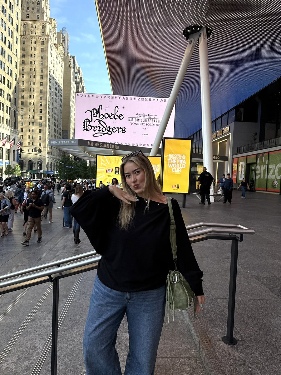 phoebe daily @ MSG! tweet media