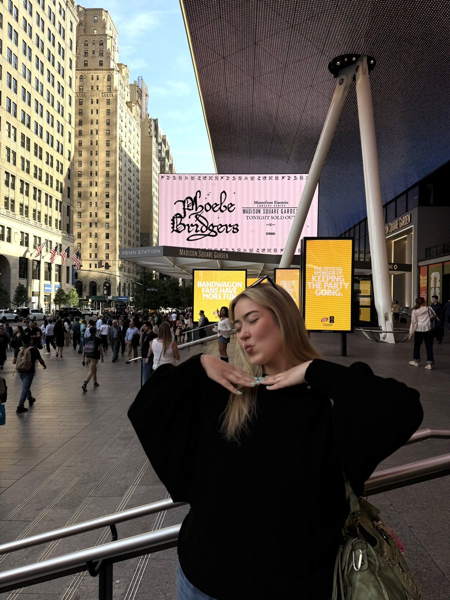 phoebe daily @ MSG! tweet media