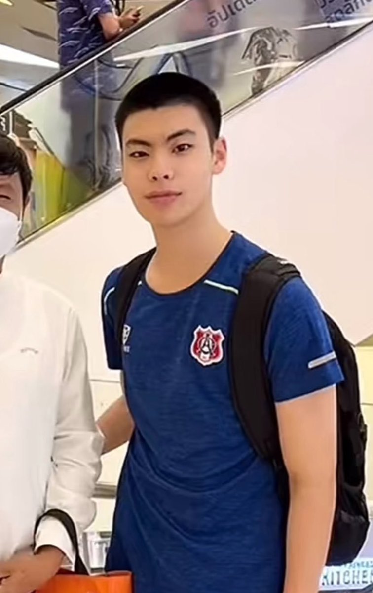 _thanutrot's tweet photo. galing ng tiweb noh imagine kung filo sila ung isa mukhang tomboy tas ung isa naman mukhang kalbo na crim😭😭😭 https://t.co/kmK1JFaxS8