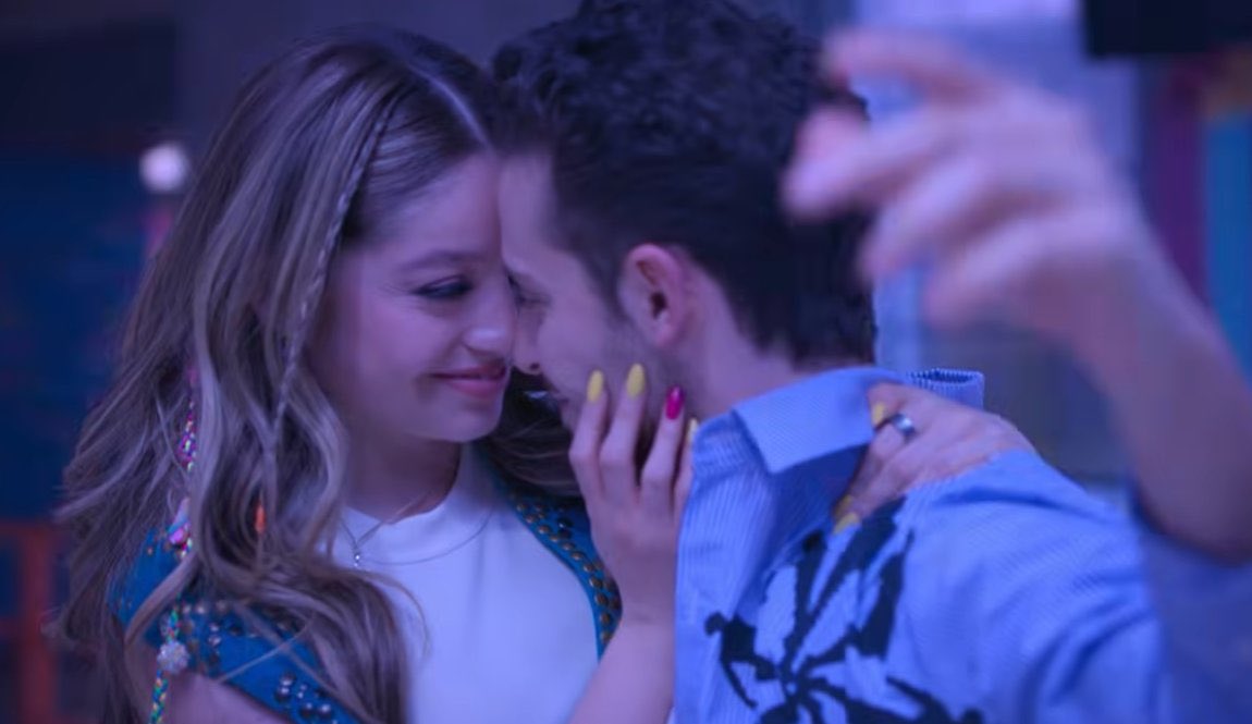 fightfmarie's tweet photo. Me aplaudo de pie ante Karol y Ruggero. Por mantener esa química, esa conexión y esa complicidad después de tanto tiempo. Pocos podrán lograr algo así🥹😭 https://t.co/1Q4N6iXgQy