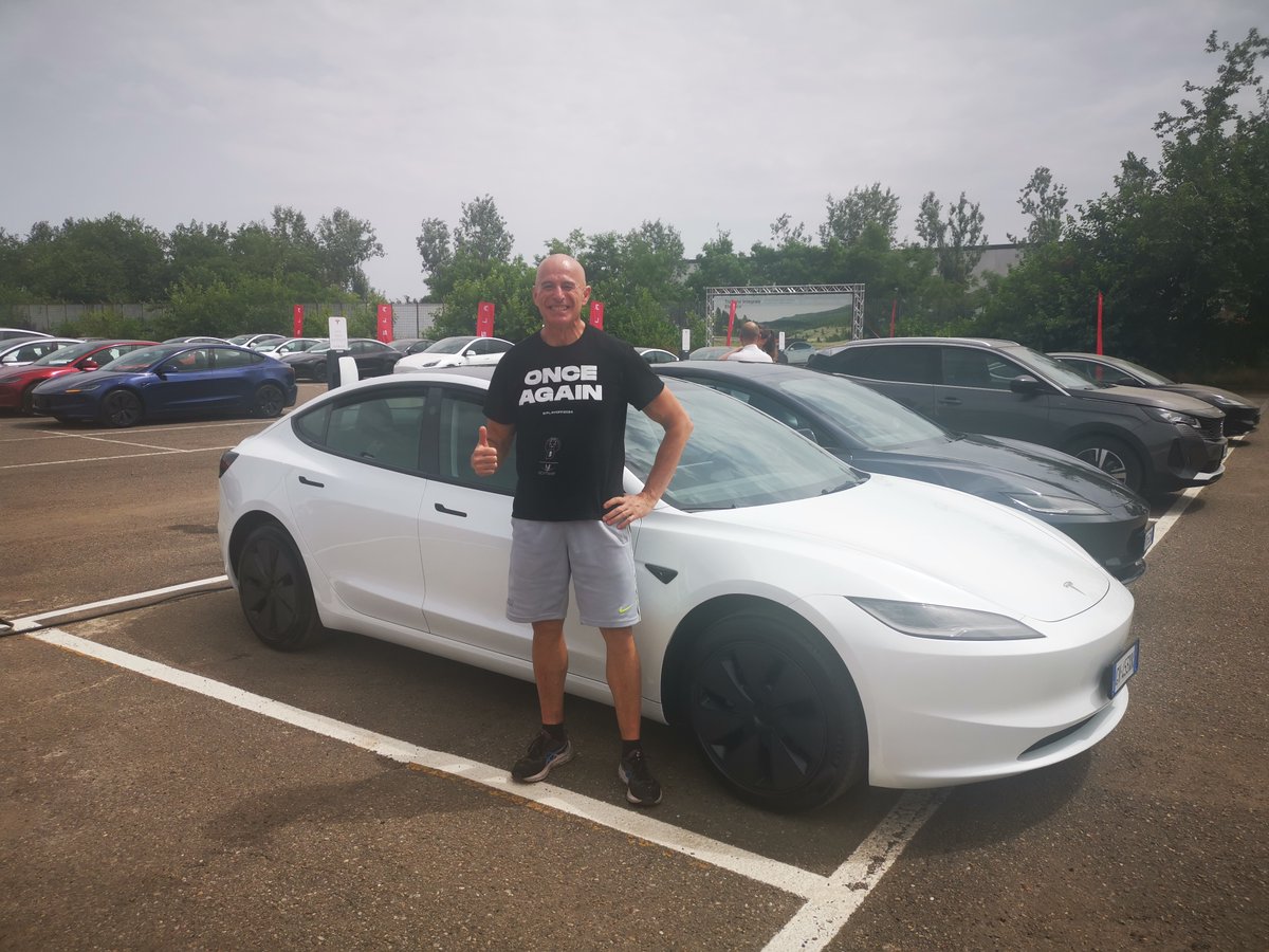 MaxJordan1963's tweet photo. @Limbolimbo18 SIETE rane bollite.
Io la Tesla me lo sono comprata e il carburante fossile lo possono mettere anche a 10 euro!🤣🤣🤣 https://t.co/vLHxOe9kZs
