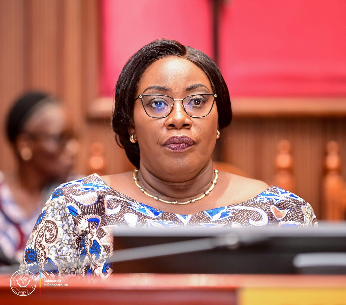 senatrdc's tweet photo. Présidée par le 1er Vice-Président José KALALA WA KALALA, la séance plénière du Sénat a approuvé  ce jeudi 4 juin, le projet de loi autorisant la RD Congo de ratifier le Protocole portant élimination du commerce illicite des produits du tabac. Ce, après le débat ouvert à la suite de l'exposé du  ministre de la Santé publique, hygiène et prévoyance sociale, Roger Samuel Kamba, sur l'économie générale dudit projet. Déjà voté à l'Assemblée nationale, la loi sera transmis au Président de la République pour promulgation.

Après le quittus du Sénat, ce jeudi 4 juin, autorisant le Gouvernement à ratifier le Protocole sur l'élimination du trafic secret des produits du tabac, Kinshasa bientôt en guerre contre  les contrebandiers. De concert avec les autres Etats ayant déjà ratifié ledit Protocole, la RD Congo envisage des  mesures sévères, une série de mesures pour tordre le cou aux traficants mafieux brassant des centaines de millions de dollars US, au détriment des Trésors publics. Le Protocole adopté ce jour au Sénat rdcongolais prévoit également l'instauration d'un régime mondial de suivi et de traçabilité dans un délai de 5 ans, après son entrée en vigueur.

La ratification, par la RDC, du Protocole pour éliminer le commerce illicite des produits du tabac, a le mérite de contribuer à prévenir l'efficacité de la politique fiscale du pays. Objectif: augmenter le prix pour rendre les produits du tabac moins accessibles, notamment auprès des populations les plus vulnérables. Un autre but, non des moindres, est de faire reculer la consommation du tabac en RDC et, par ricochet, la prévalence de maladies causées par la prise de produits du tabac. Particulièrement, les maladies non transmissibles, réputées dévastatrices. Cas de l'AVC, du diabète, du cancer et de la tension artérielle.