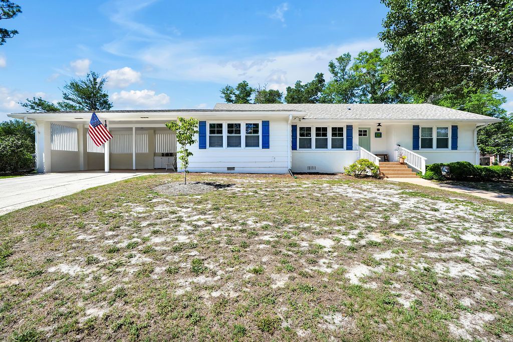 SPRRealty's tweet photo. ✨PRICE IMPROVEMENT - OVER $27K REDUCTION!✨

🏡Just minutes from Southport's historic waterfront, this beautifully maintained 3-bedroom home blends vintage mid-century appeal with thoughtful modern updates.
📍102 S. Fodale Ave.
3 bed | 1.5 bath | $595,900
https://t.co/s8RNJdTlxq https://t.co/tKCZ61MGIf