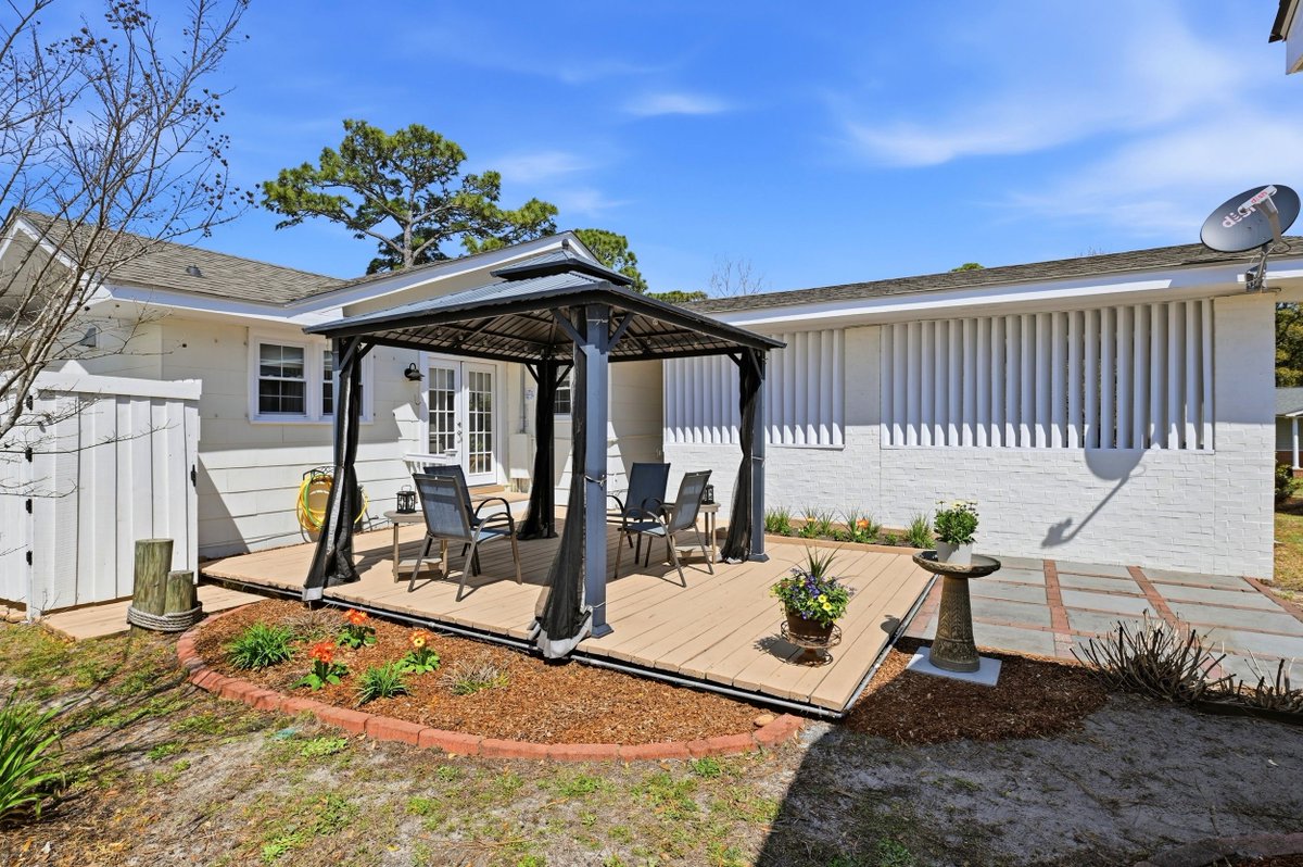 SPRRealty's tweet photo. ✨PRICE IMPROVEMENT - OVER $27K REDUCTION!✨

🏡Just minutes from Southport's historic waterfront, this beautifully maintained 3-bedroom home blends vintage mid-century appeal with thoughtful modern updates.
📍102 S. Fodale Ave.
3 bed | 1.5 bath | $595,900
https://t.co/s8RNJdTlxq https://t.co/tKCZ61MGIf