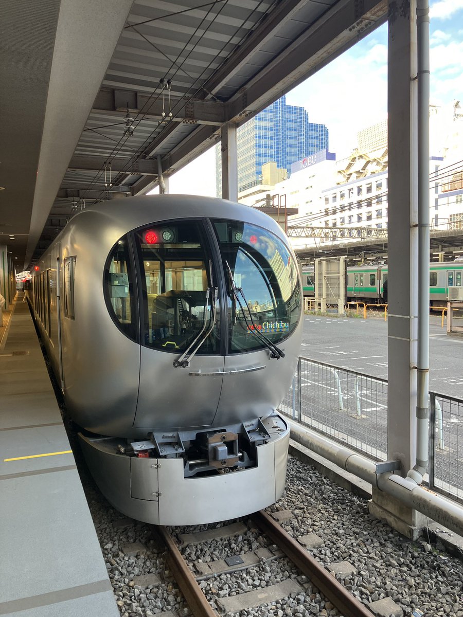syntaxerrors72's tweet photo. 西武特急ラビュー、未来的！
しかも都心のターミナル駅で地上のこの末端はすごく珍しいのでは https://t.co/eICAF3Y0I7