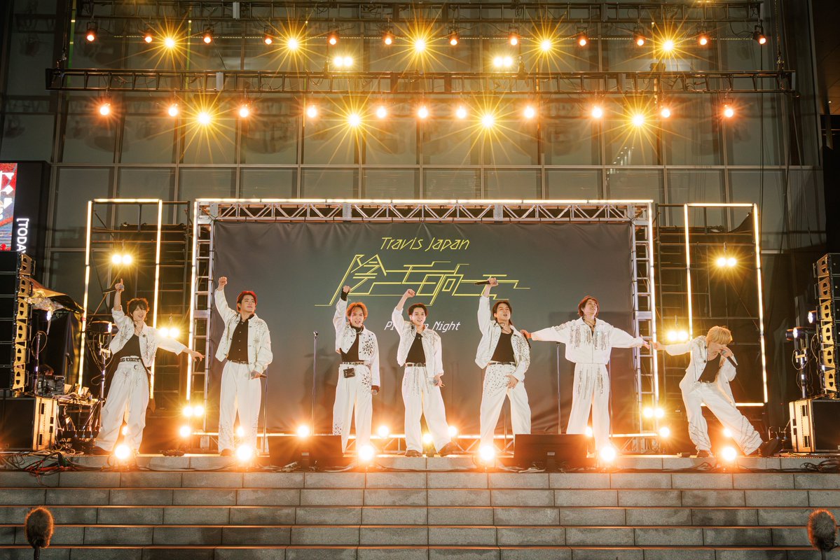 dumpling_box's tweet photo. Live Report: #TravisJapan celebrates the release of their second CD single "KAGE NI MO HINATA NI MO" in bustling Shinjuku 🌟

A rare opportunity for #トラジャ to spread their charismatic performances in real time.

🔗https://t.co/TZ9fISfIJr

 #陰ニモ日向ニモ #WorldwideTJ