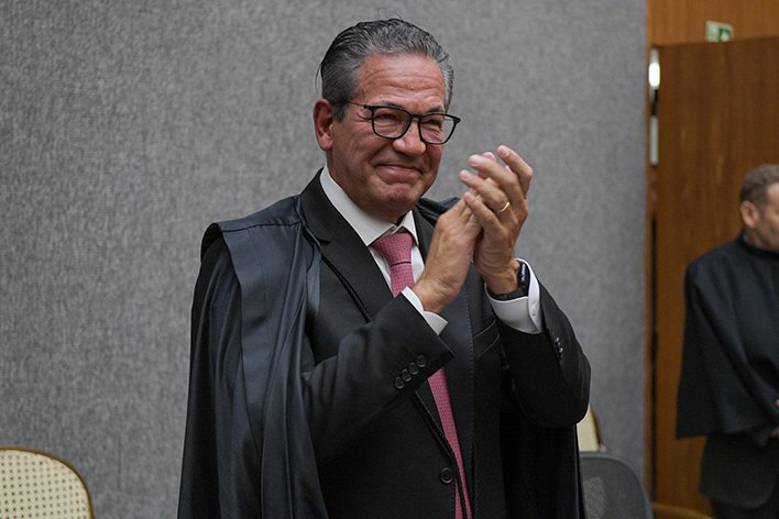 RicardoBerezin's tweet photo. Direto do Gilmarpalooza: ministro do STJ reclama do salário, do excesso de trabalho e das restrições impostas à magistratura 🫠

"Eu não tenho remuneração à altura dos milhares de processos que eu julgo", afirmou Mauro Campbell, sem mencionar a estrutura de assessores e servidores que o auxilia diariamente

Também lamentou não poder se manifestar politicamente nem exercer atividades empresariais. Sim, ele disse isso no evento de Gilmar Mendes e ao lado de Alexandre de Moraes

Campbell recebeu R$ 141 mil em abril, R$ 122 mil em março e R$ 127 mil em fevereiro

É isso. Paro por aqui para não me complicar