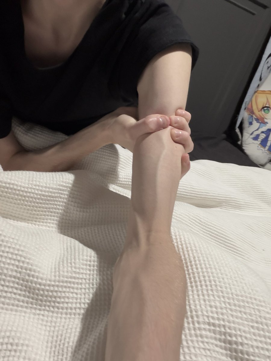 fakeasmile222's tweet photo. ring finger x_x https://t.co/9wwMqUAYw1