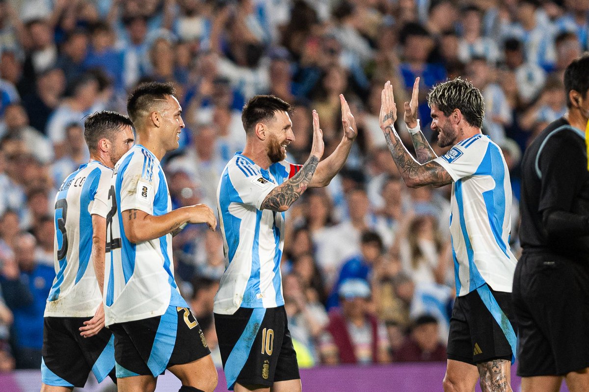 ActuFoot_'s tweet photo. 🚨🚨 OFFICIEL ! L’ARGENTINE 🇦🇷 REPASSE PREMIÈRE NATION AU CLASSEMENT FIFA !!!!!!!! 🎖️

LA FRANCE DESCEND 3e !!!! 🥉 

🥇 ARGENTINE 🇦🇷 
🥈 ESPAGNE 🇪🇸 
🥉 FRANCE 🇫🇷 https://t.co/HtvhluKnmU
