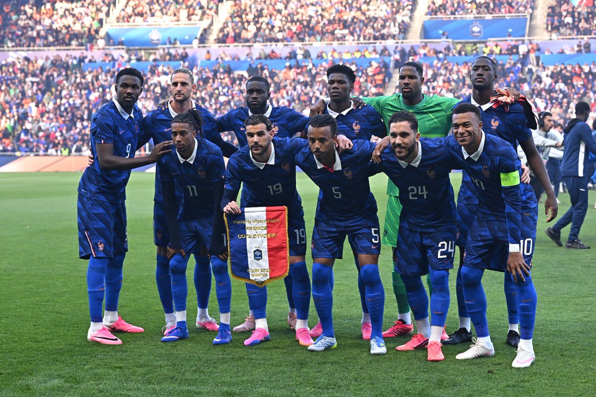 ActuFoot_'s tweet photo. 🚨🚨 OFFICIEL ! L’ARGENTINE 🇦🇷 REPASSE PREMIÈRE NATION AU CLASSEMENT FIFA !!!!!!!! 🎖️

LA FRANCE DESCEND 3e !!!! 🥉 

🥇 ARGENTINE 🇦🇷 
🥈 ESPAGNE 🇪🇸 
🥉 FRANCE 🇫🇷 https://t.co/HtvhluKnmU