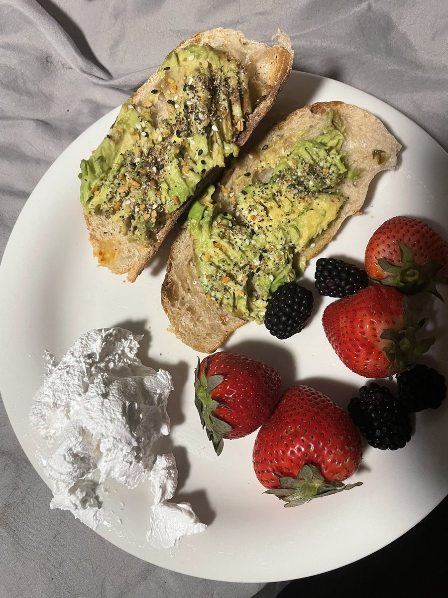 lorelaifawn's tweet photo. Enjoy my avocado toast with berries and cream ! https://t.co/a2UZEN3FXc