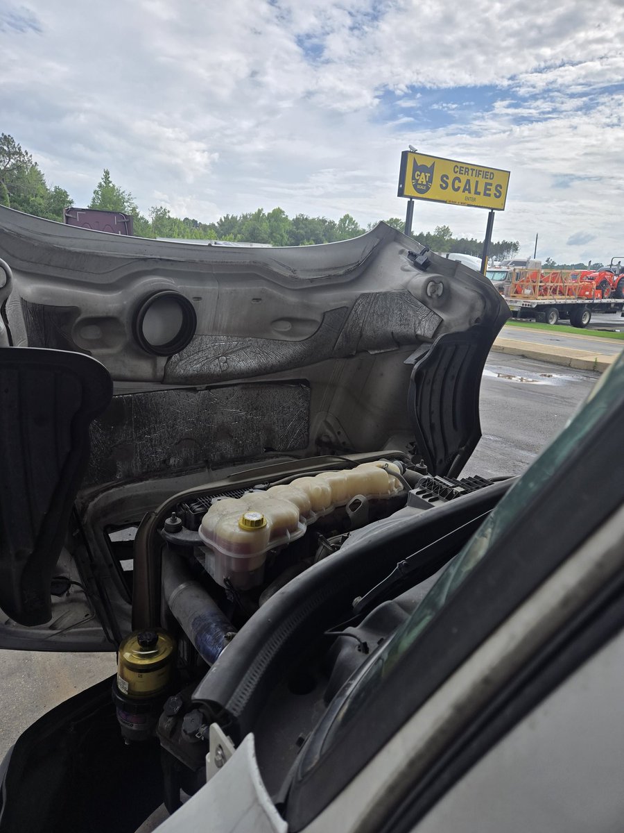 Stammzilla's tweet photo. Broke down.
On the fuel island no less.
So FmL i guess. https://t.co/QJ08OabxjU
